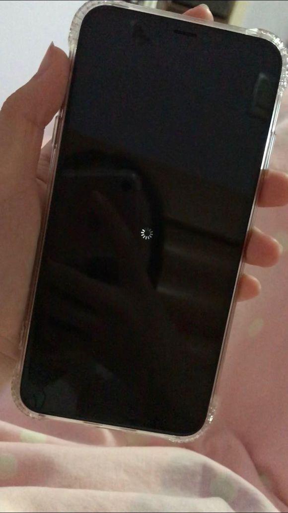 苹果X突然死机黑屏
