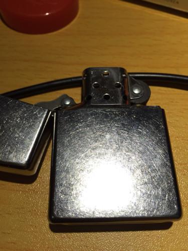 zippo打火盖子里有火