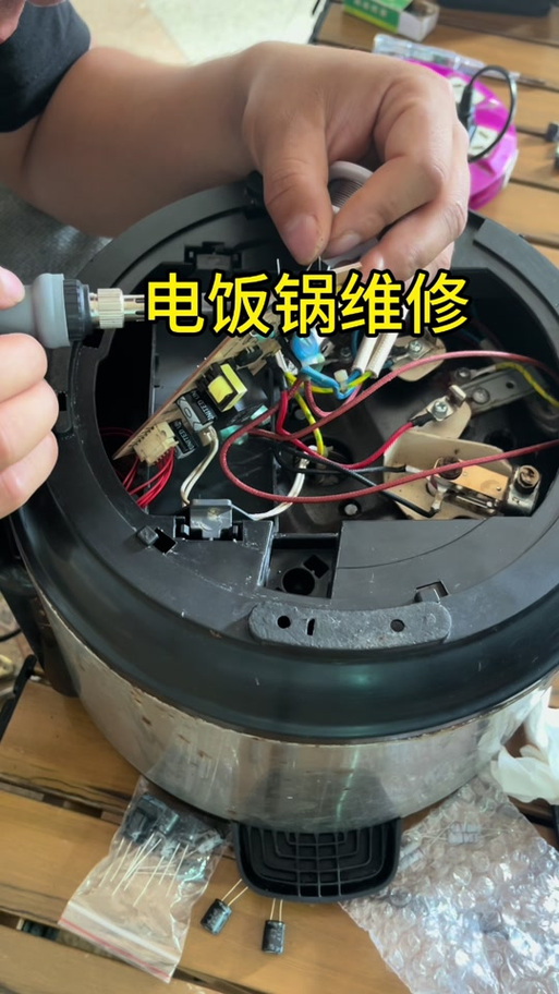 美的电饭煲盖子怎么拆卸图解