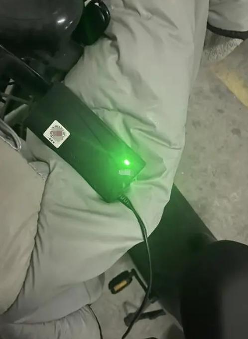 电动车充电器绿灯闪烁充不进电