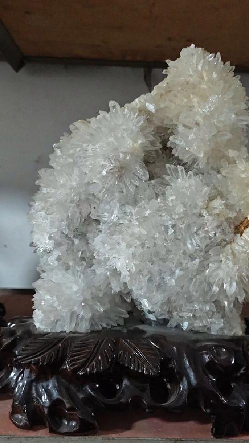 天然水晶矿石原石图片