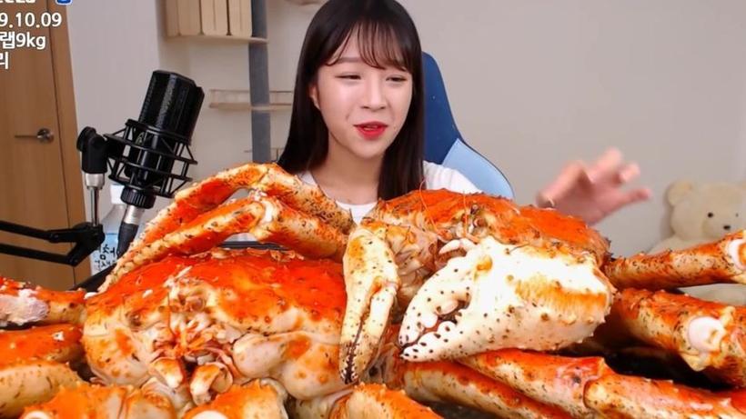 吃巨型帝王蟹视频