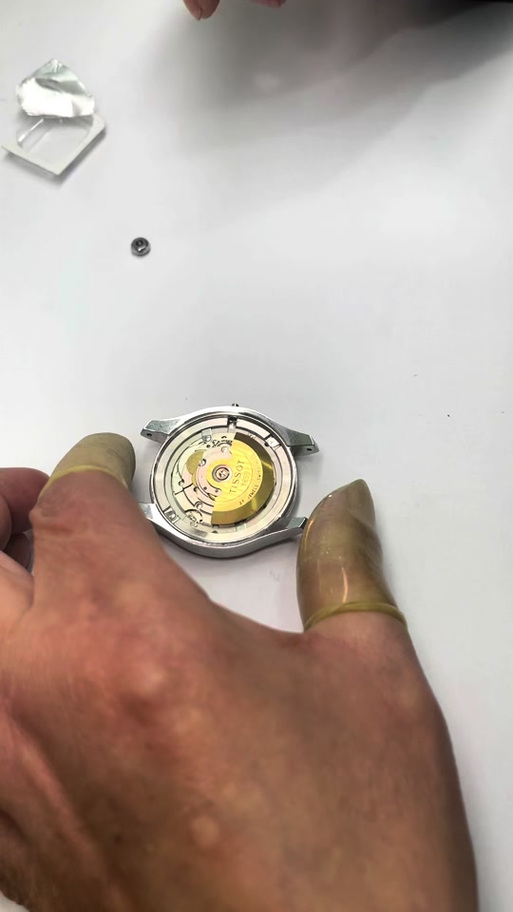 手表旋钮的拆卸步骤