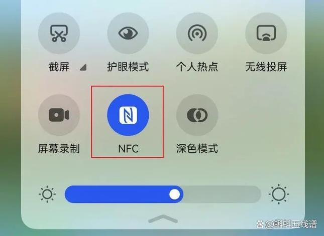 碰手机屏幕上出现一个带帽针的标志
