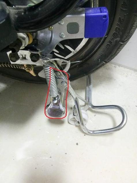 电瓶车后撑脚怎么踢起来