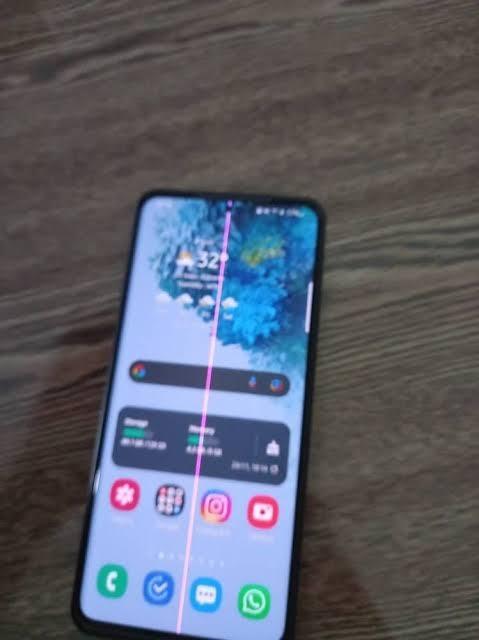手机屏幕出现一条紫线