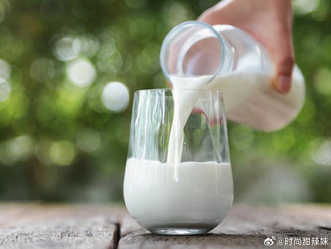 早上喝牛奶晚上喝驼奶好吗