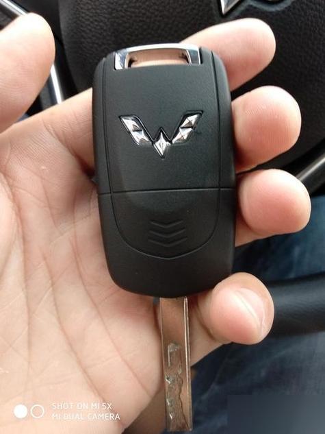 五菱宏光S遥控钥匙锁的车,用备用钥匙
