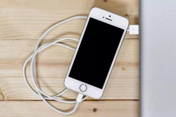 iphone充电器一拔就关机