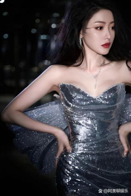 张天爱银色抹胸礼服图片