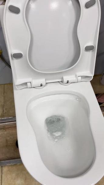 马桶冲水后坑内水位低