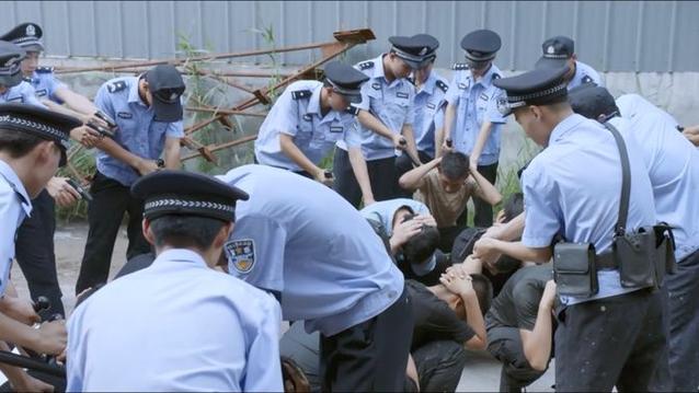 警察被混混包围视频