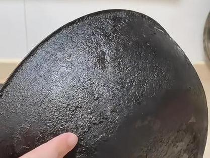 洗铁锅底用什么洗最干净