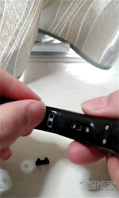 华为手环6表带金属的怎么拆截图2