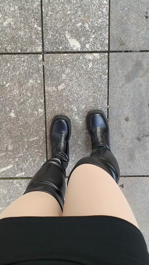 靴子老是往下滑怎么办抖音