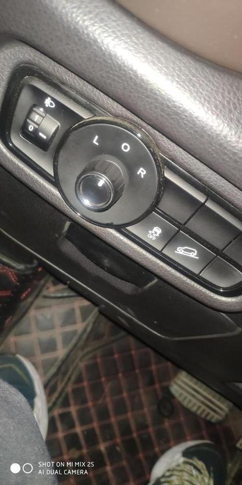 车窗旁边的lor是什么意思