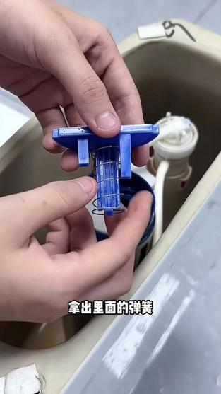 马桶盖按钮按下去弹不上来怎办呀