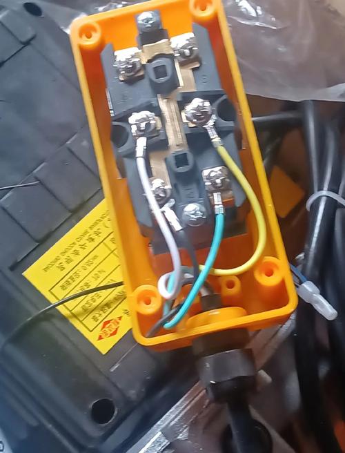 单相220v吊机车手柄开关如何接线的