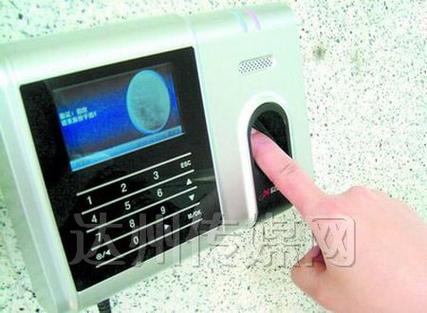 得力指纹打卡机怎么修改考勤记录