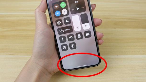 如何隐藏 iPhone 下边的横杠