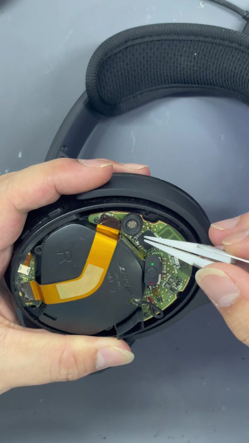 蓝牙耳机一只耳机一直亮红灯