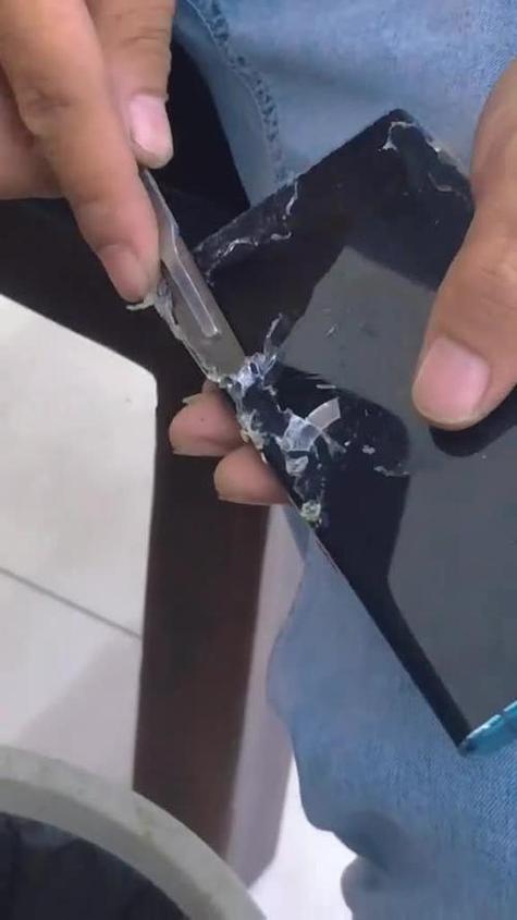 贴钢化膜时手机原有的膜要撕吗