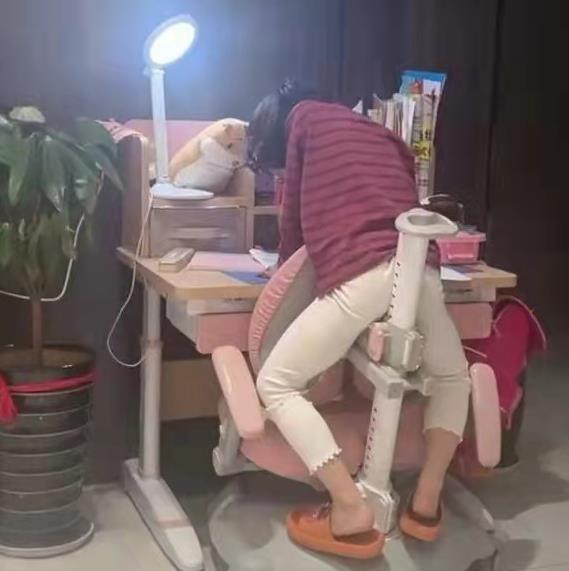 女孩夹腿怎么做心理疏导