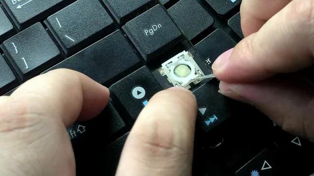 笔记本电脑键盘键帽拆卸截图2