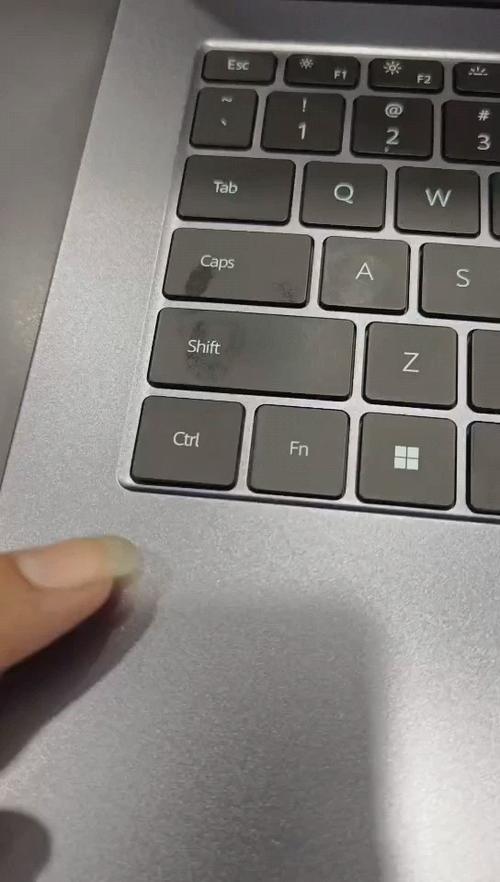 笔记本电脑键盘键帽拆卸截图3