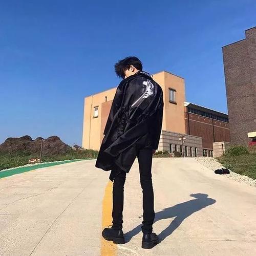 男生拍照姿势怎么摆 自拍