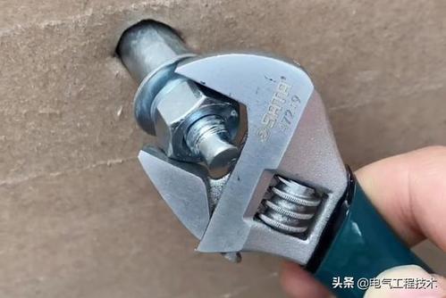 膨胀螺丝一直拧不紧