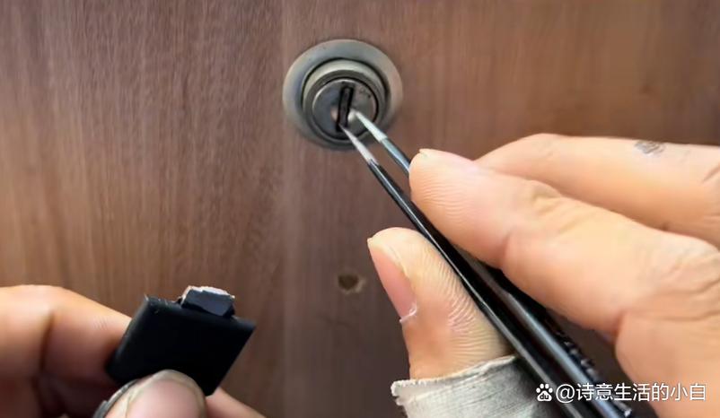 钥匙断在锁芯里了怎么拿出来