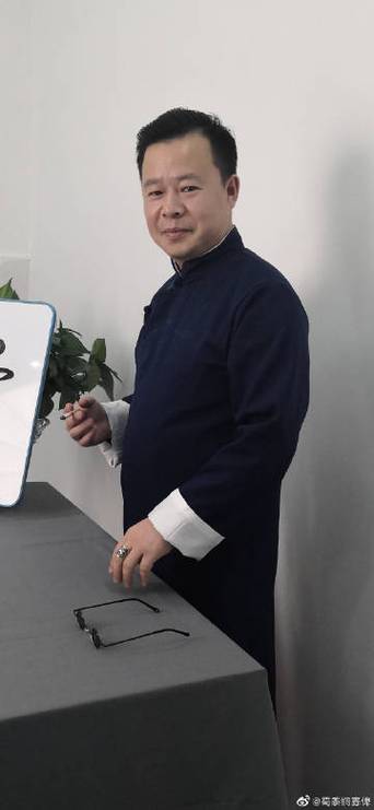 正装中年蜀黍微博