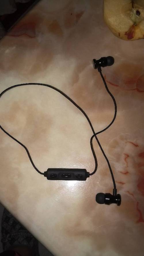 蓝牙耳机一直红蓝在闪 关闭不了