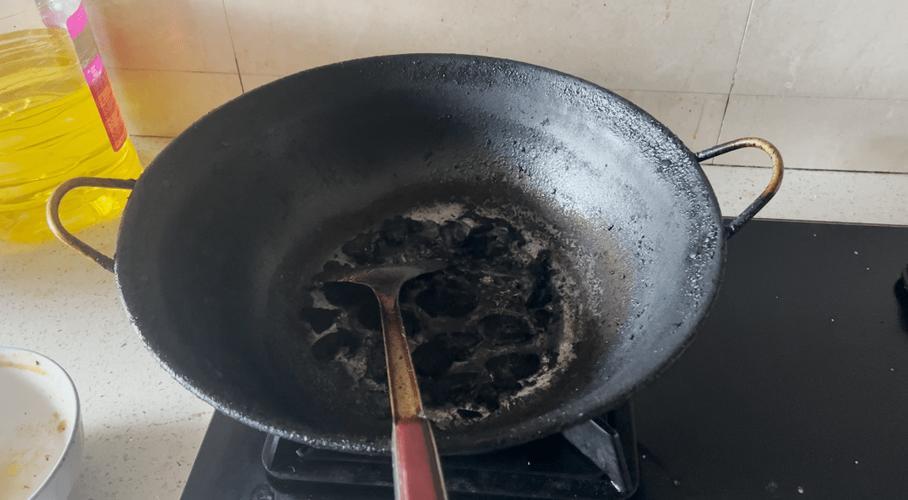 锅烧干了第一时间加水了