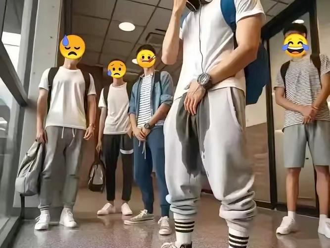 男生拉裤子尿裤子