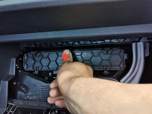 荣威RX5怎么更换空调滤芯和空气滤芯