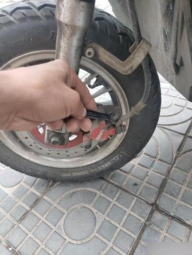 电瓶车碟刹调松紧怎么调