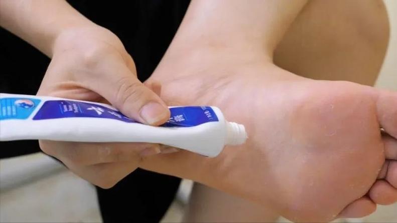 女生脚底抹牙膏会怎样
