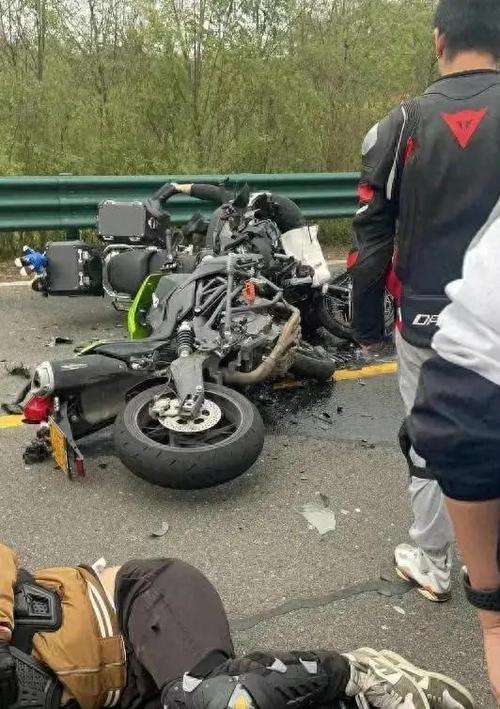 摩托车死亡飙车视频