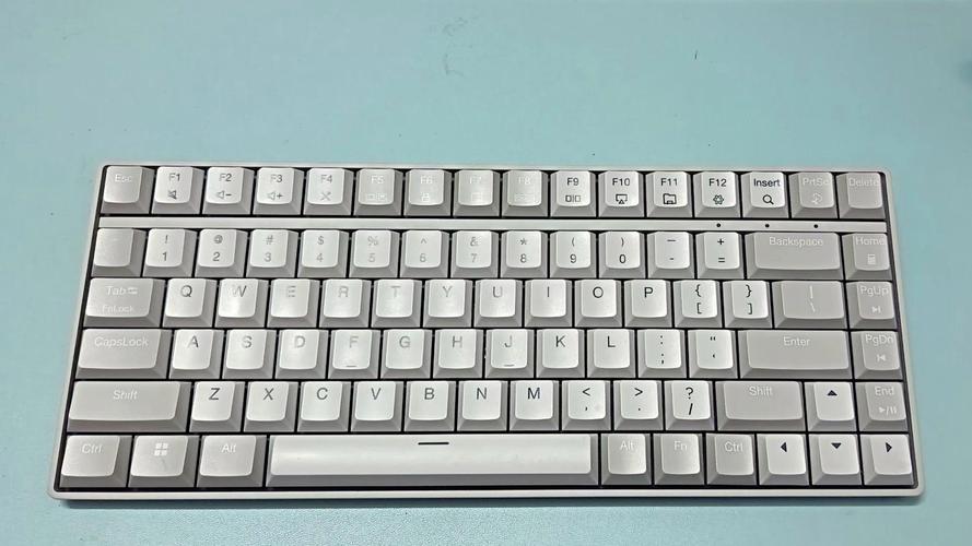 联想小新键盘按键怎么拆下来