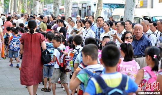 本人急招一名接送小孩上下学