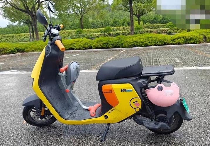 电摩座椅下面怎么打开