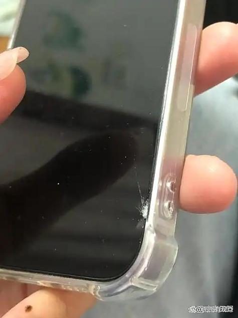 钢化膜裂了一道缝怎么补救
