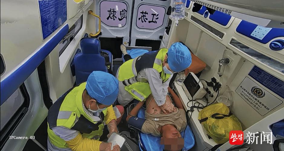 救护车里面的救人视频