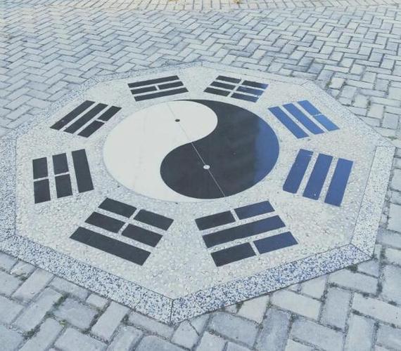地上的八卦图可以踩