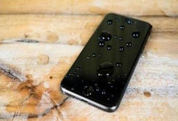 手机进水2秒拿起来没事吧