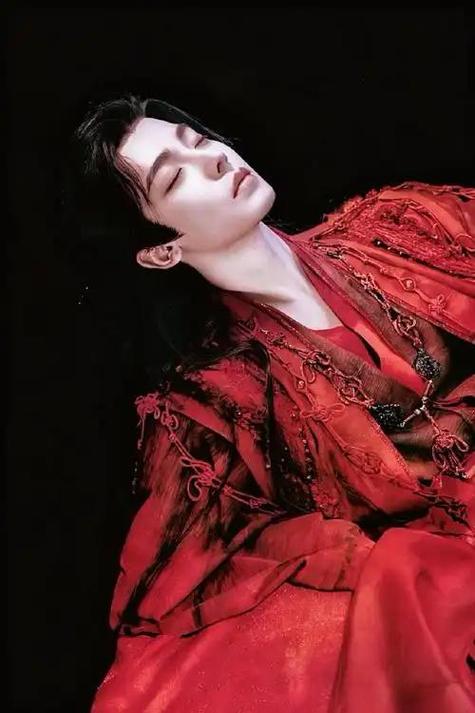 男士穿红色衣服的经典句子