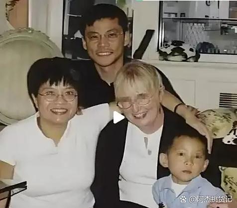 李国庆一家4口近照 李国庆一家4口近照