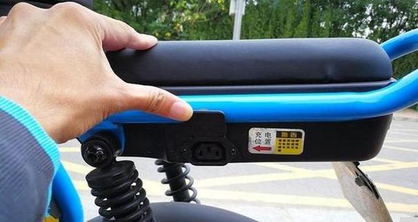 艾玛电动车充电口在哪个位置